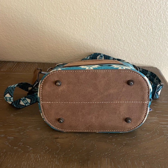 Wrangler Teal and White Geometric Crossbody Bag - Picture 4 of 5